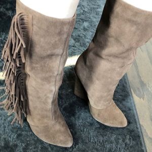 Fashionable wedge boots with fringes!